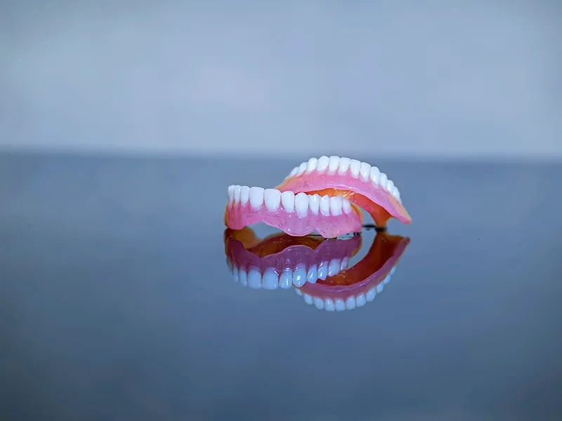 Diş İmplantı mı? Protez mi? Karar Verme Süreci