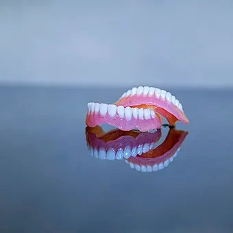 Diş İmplantı mı? Protez mi? Karar Verme Süreci